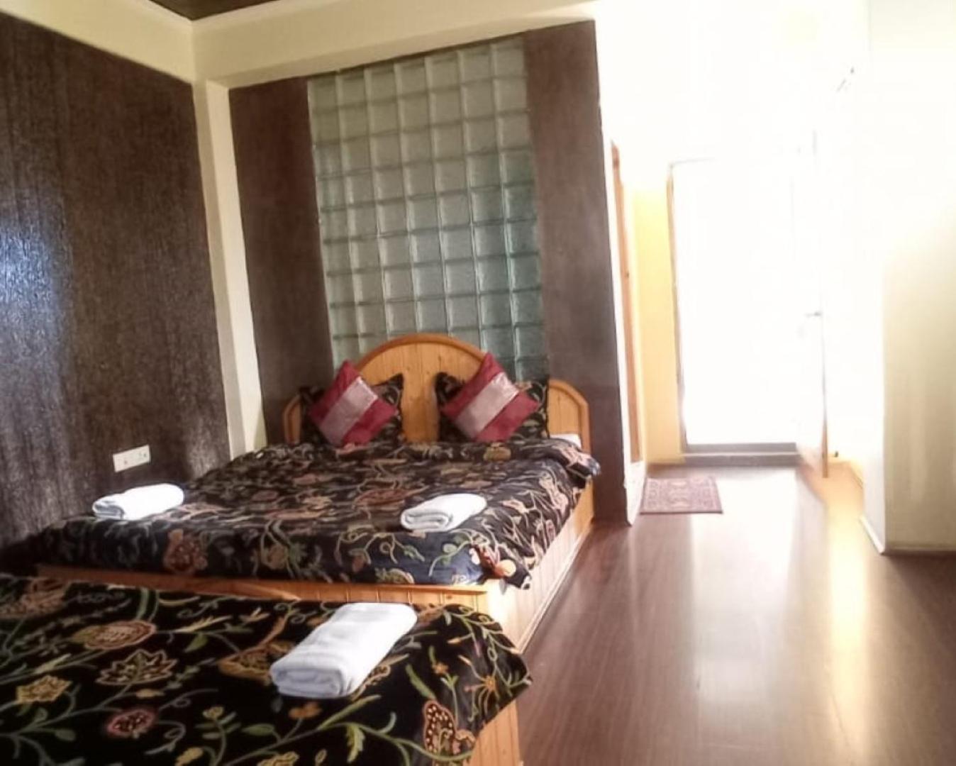 Hotel Shefaf Durgjan Esterno foto